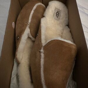 Ugg Slippers W Lane Sz 6. Condition is New with box.